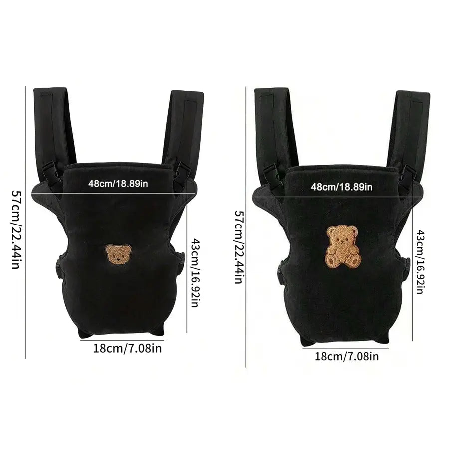 Ergonomischer Babytragegurt 4-in-1 für den Vorder- und Rückentransport in schwarzem Stoff mit einem kleinen bestickten Teddy-Bären auf der Vorderseite.