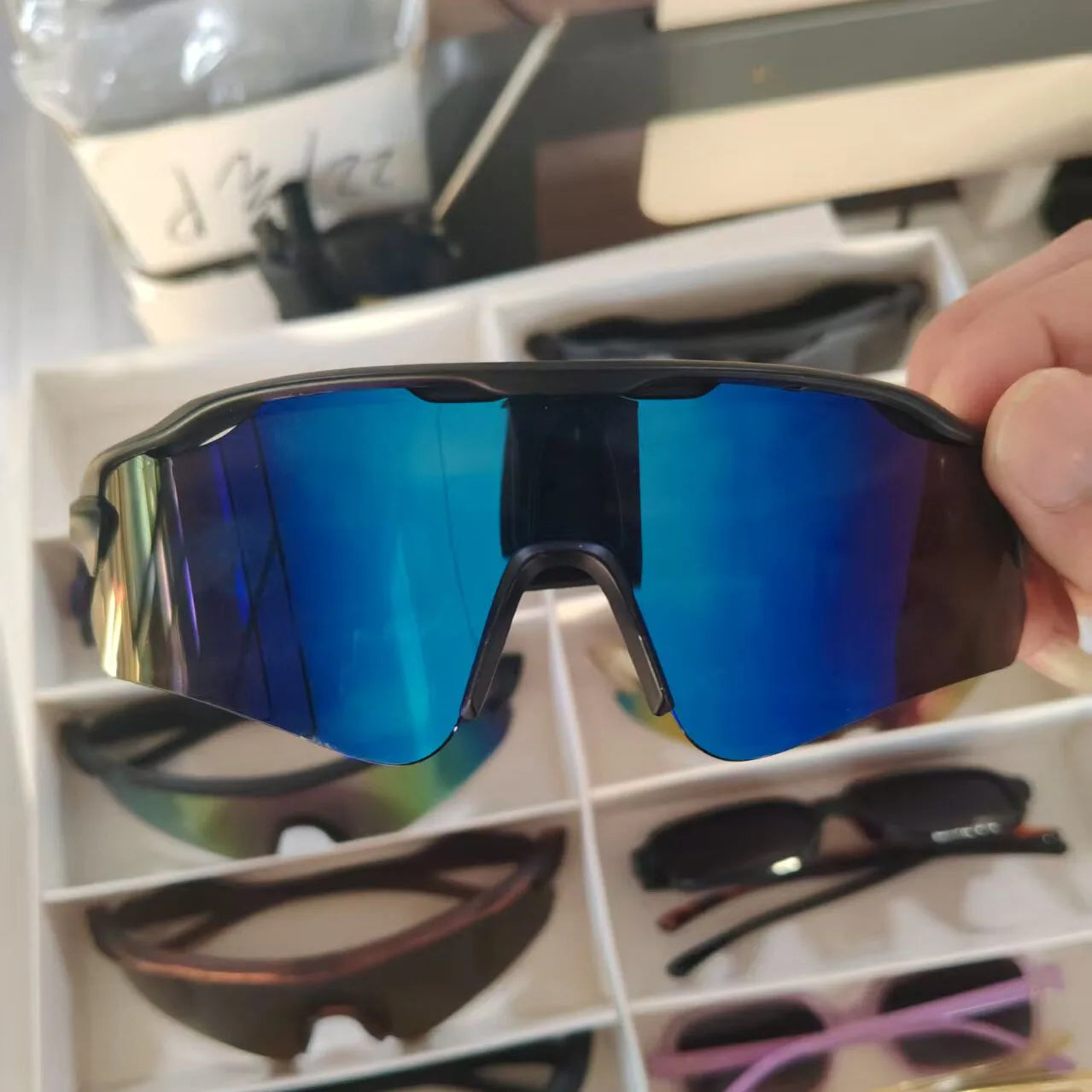 Gafas de sol deportivas polarizadas para hombre con lentes espejadas azules vibrantes y protección UV.