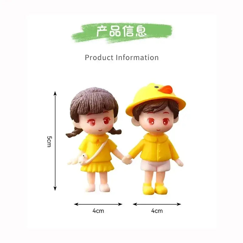 黄色いレインコートを着たカートゥーンの男の子と女の子のフィギュアが手をつなぎ、そのうち一人はアヒルの帽子をかぶっている様子をあしらった、かわいいカップルのカー・ダッシュボード用レジンオーナメント。