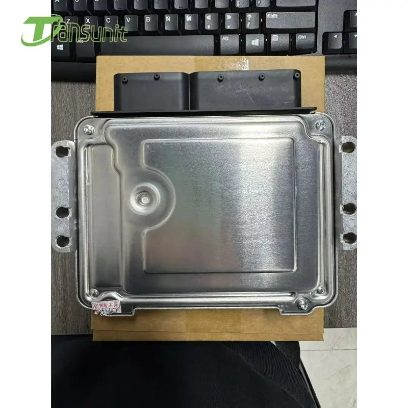 Silberfarbene Metall-Steuereinheit mit rechteckiger Form und Befestigungsbügeln für die Hyundai-Engine-Computerplatine 39125-2b075, sichtbar von der Vorderseite