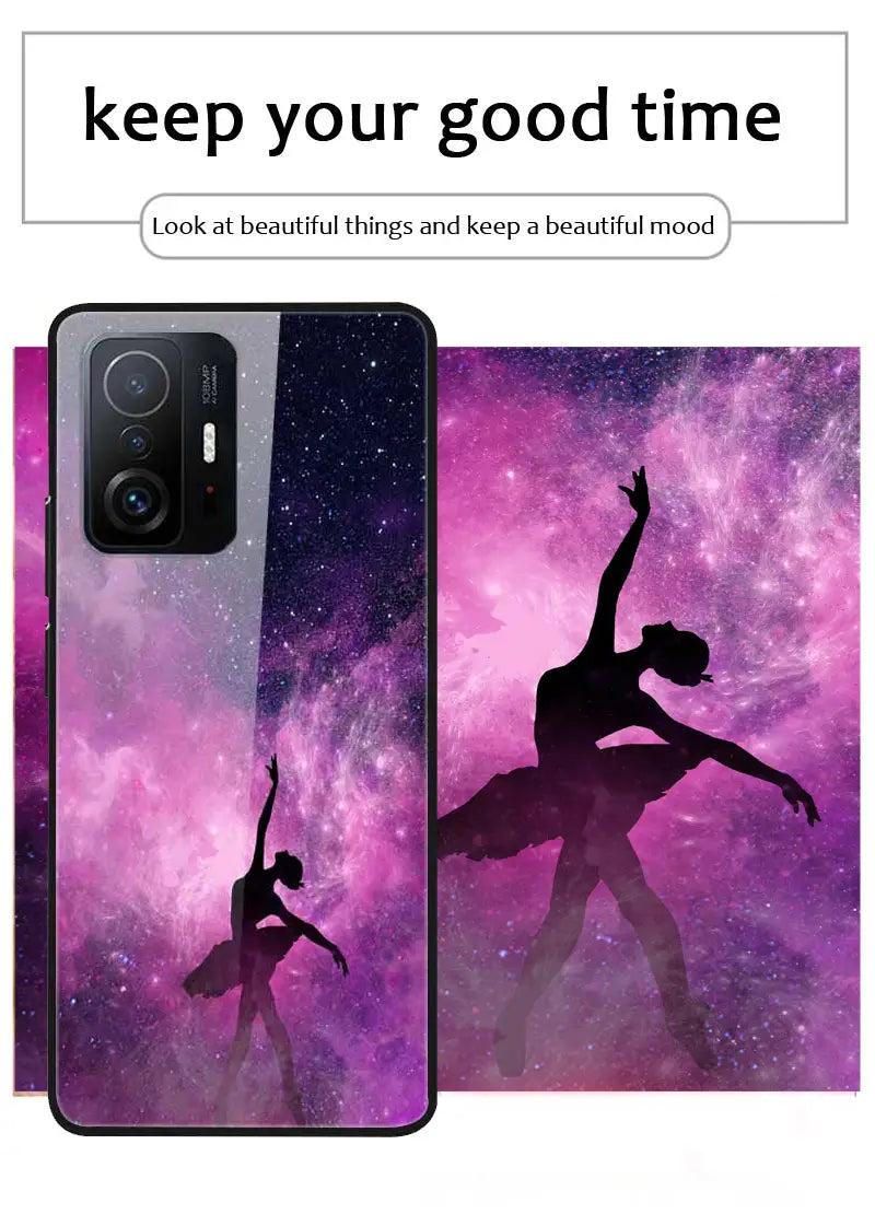 Rückseite einer maßgeschneiderten Handyhülle für iPhone mit individuell gestalteter Glasabdeckung: mit einem lebhaften Design aus Violett und Pink im Galaxie-Look sowie Silhouetten von Balletttänzern.