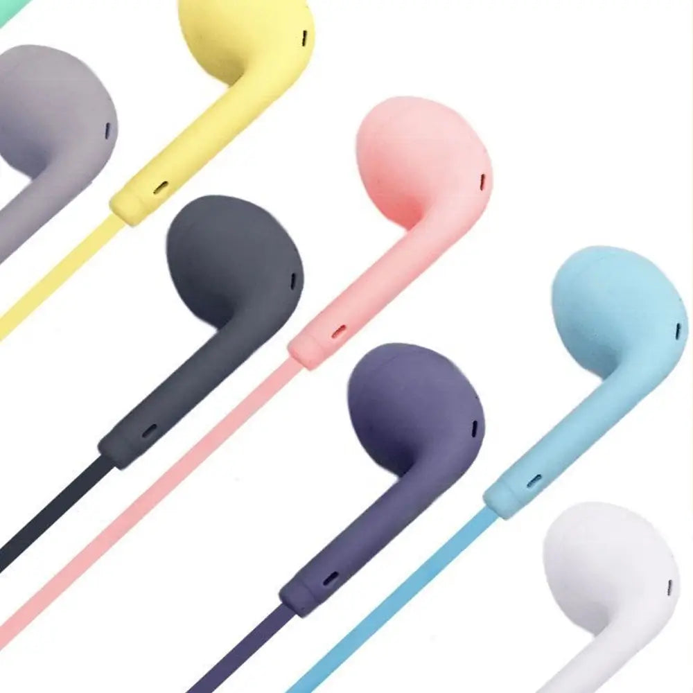 黄色、ピンク、グレー、ブルー、ホワイトの柔らかな色調に合わせた、パステルカラーのシリコンイヤピースと対応コードを備えた、マイク付きインイヤー型有線ヘッドホン