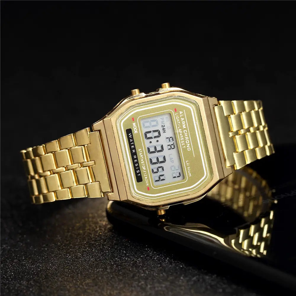 Des hommes ont conduit une montre numérique avec un cadran rectangulaire de couleur or et un bracelet à maillons métalliques en acier inoxydable, destinée à être portée au poignet.
