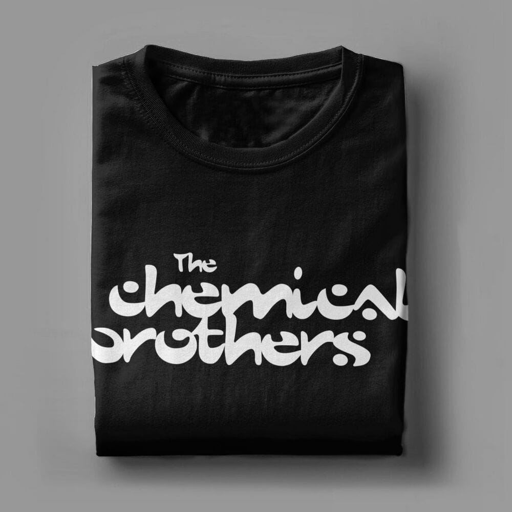 チェスト全面にホワイトでChemical BrothersロゴをプリントしたブラックのコットンTシャツ。