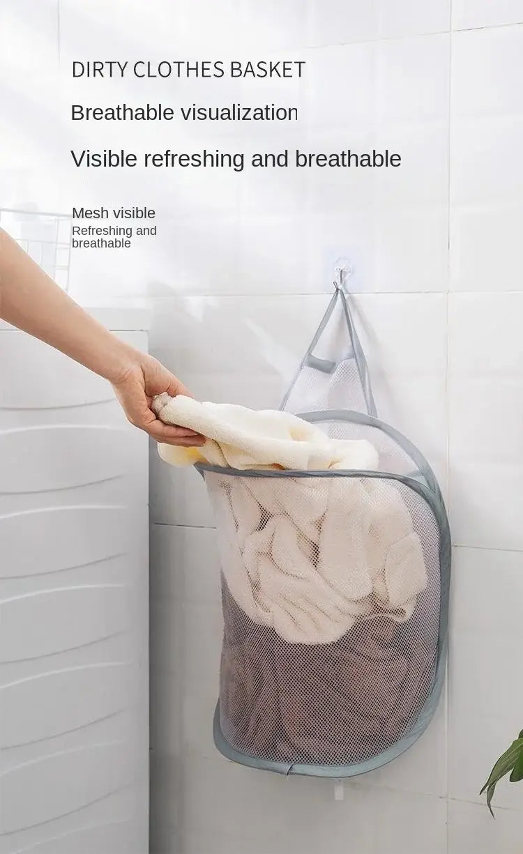 Panier de rangement pour linge pliable en maille grise, avec poignée suspendue, conçu pour un rangement visible et respirant, et pour un usage monté au mur comme organisateur de panier à linge