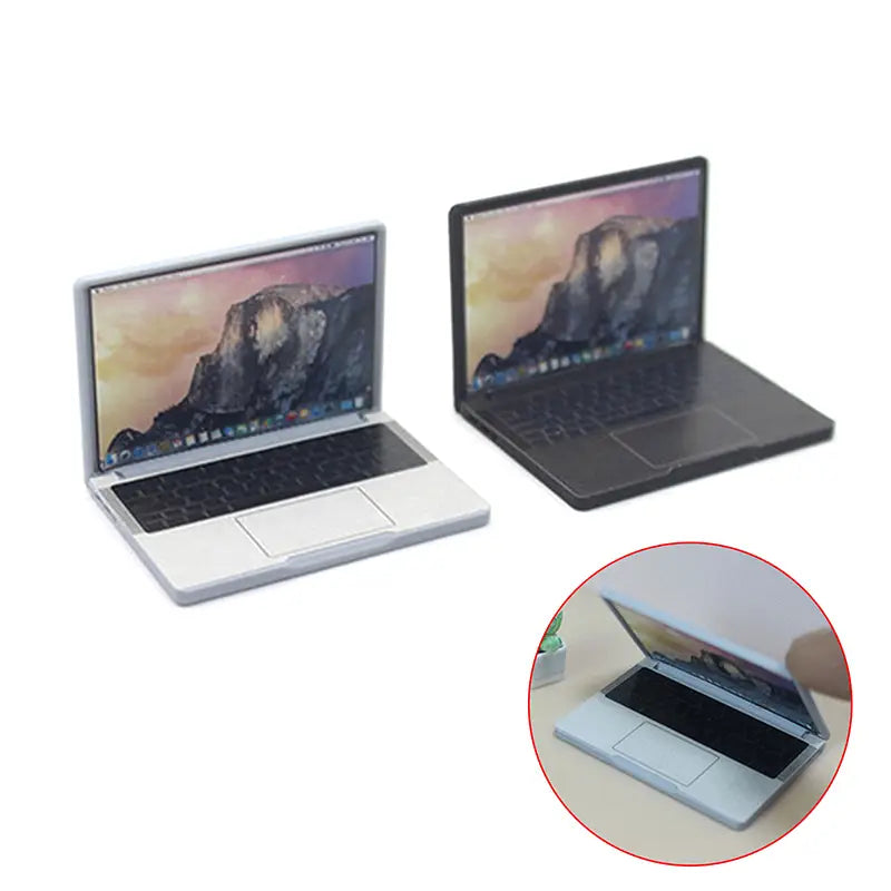 Miniaturlegierungs-Silber- und Schwarz-Mini-Laptop-Modelle mit detaillierten Bildschirmen mit einer Berglandschaft zur Verwendung als Puppenhauszubehör.