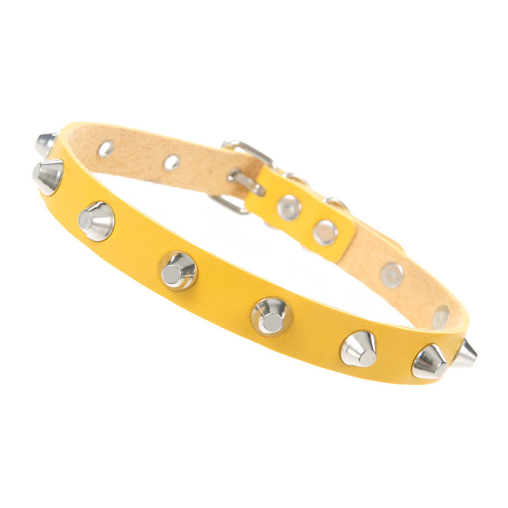 ras-cou en cuir jaune vif à pointes style punk, col orné de pointes métalliques à tons argentés, adapté pour les tenues de soirée, les fêtes.