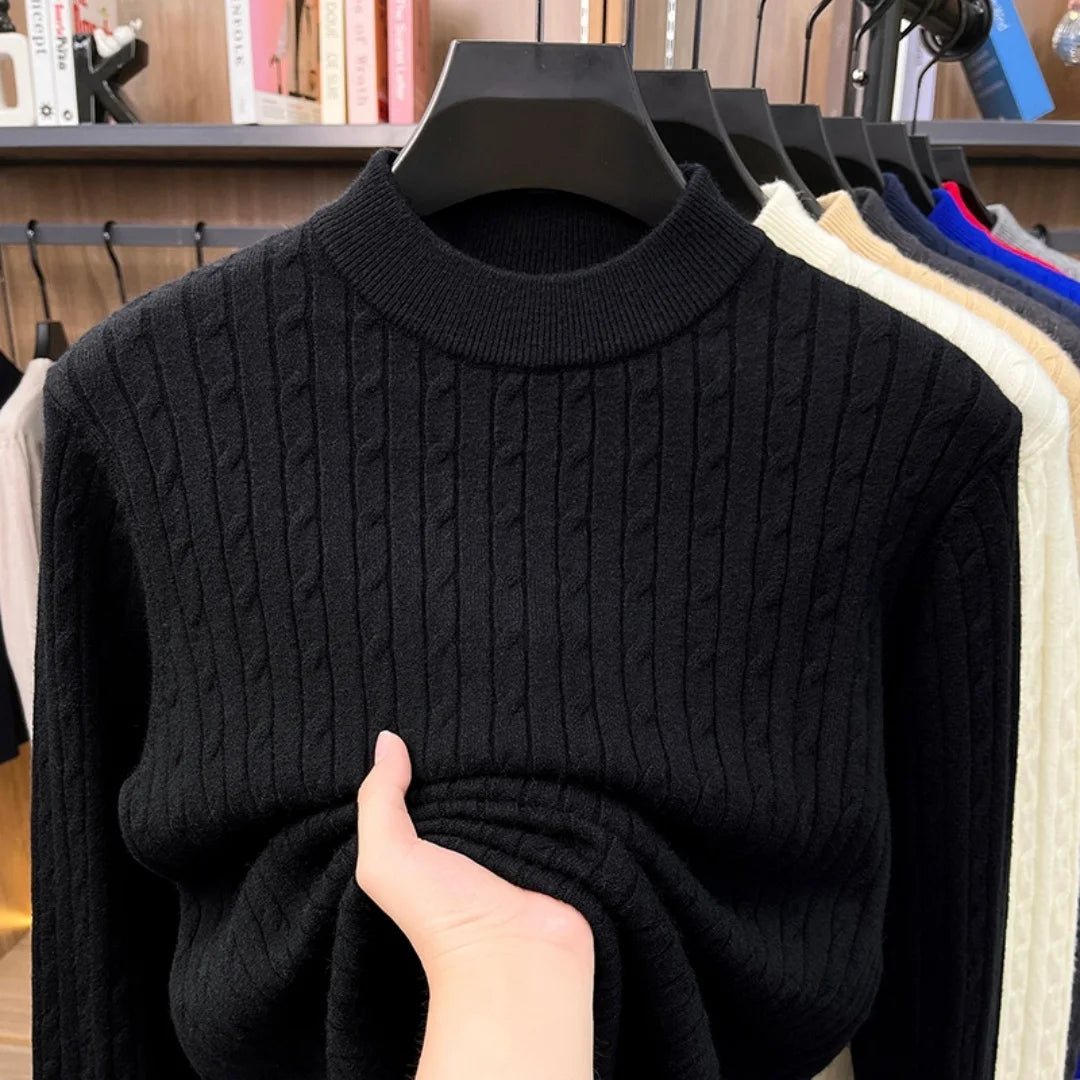 Herren-Zopfstrickpullover mit Rundhalsausschnitt in Schwarz mit geripptem Rundhalsausschnitt und langen Ärmeln, dargestellt auf einem Kleiderbügel.
