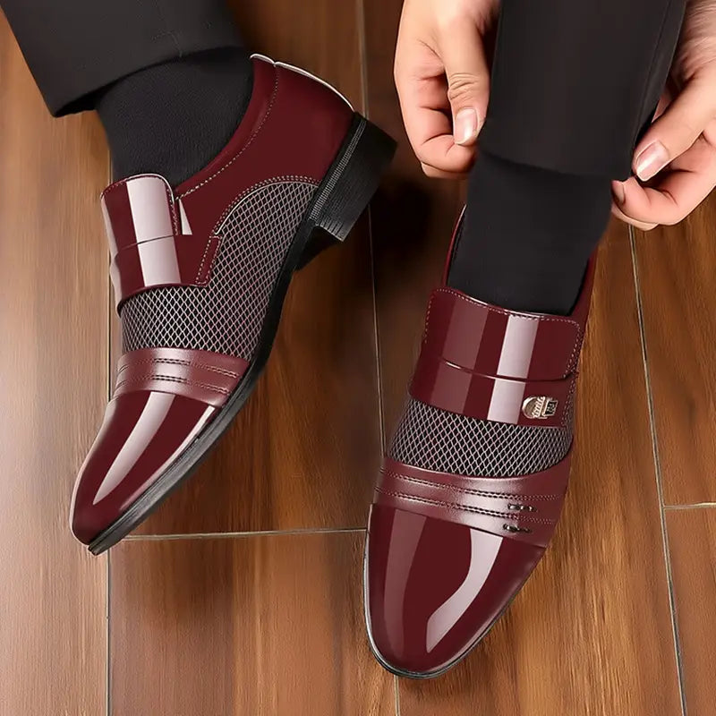 Chaussures habillées à enfiler en cuir à bout pointu, modèle Oxford, pour homme, en cuir verni bordeaux, avec des panneaux en maille et un design moderne et épuré.