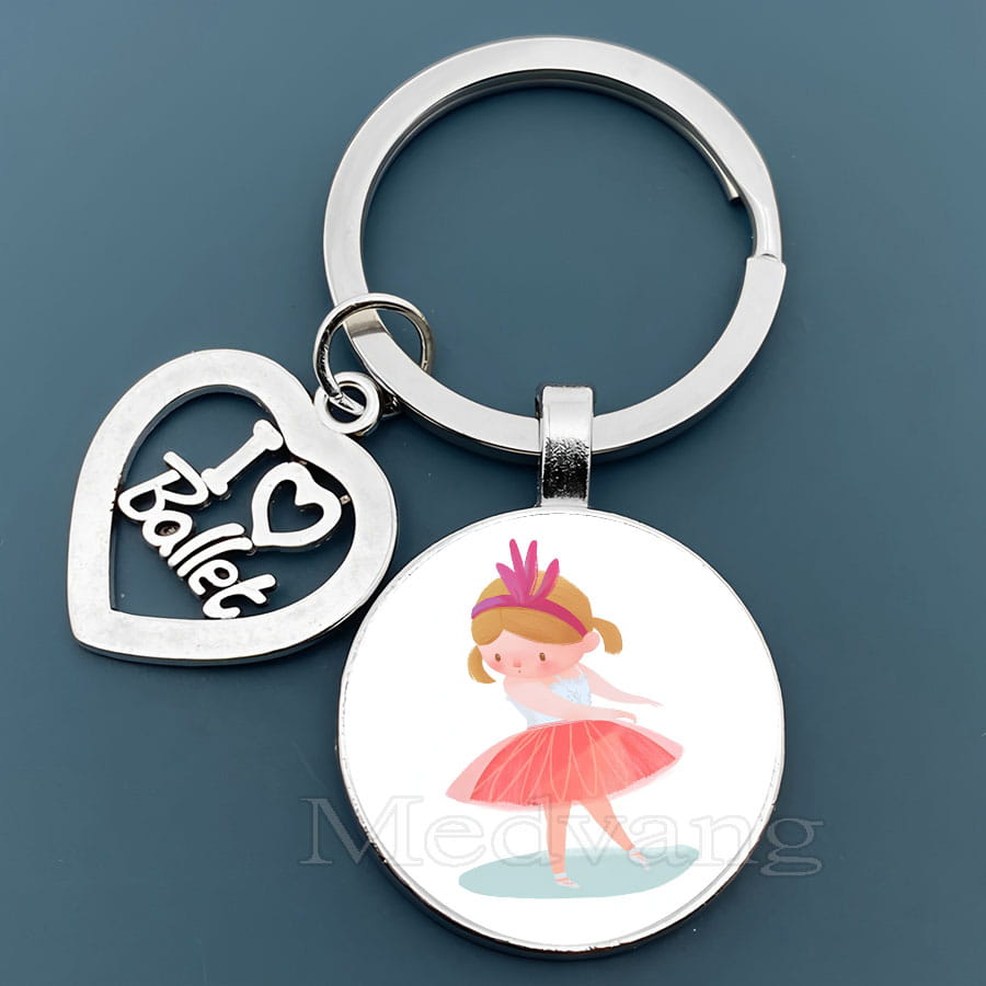 「I love ballet」と刻印された銀色のハート形チャームと、バレエキーチェーンのガラスドームダンサーギフト。ピンクのチュチュを着たバレリーナのイラストが入った丸いガラスペンダント。
