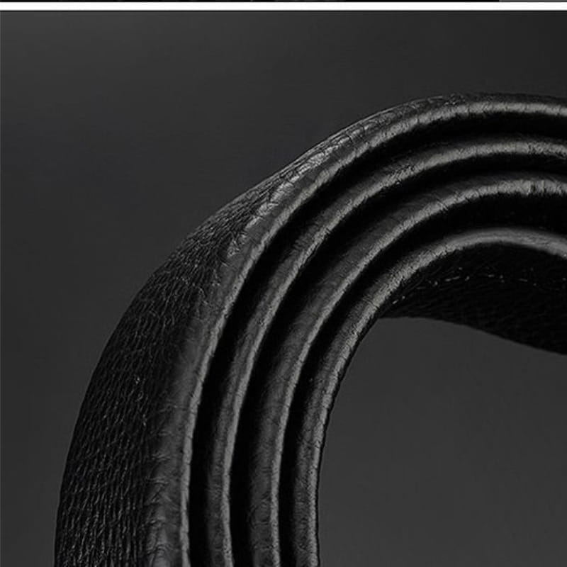 Ceinture en cuir noir pour hommes au toucher texturé, avec des coutures visibles sur les bords, comprenant une boucle automatique et une ceinture en PU noire.