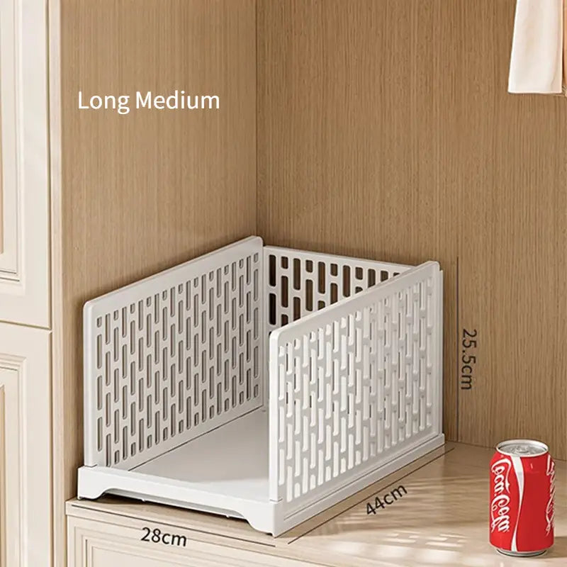 Tiroir d’armoire empilable en plastique blanc, avec un motif de treillis géométrique sur les côtés, conçu pour un rangement pliable et des unités de tiroirs d’armoire.