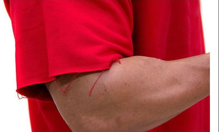Camiseta de entrenamiento de algodón roja con gráfico Hasidic gym para hombre, con el borde del brazo desgarrado.