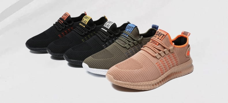 Eine Reihe atmungsaktiver, legerer Strick-Sneaker für Herren in Schwarz-Olivgrün und beigem Mesh mit orangefarbenen Akzenten sowie dem Sait-Brand-Logo auf der Zunge