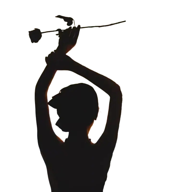 Silhouette einer Person, die eine Rose über ihrem Kopf hält, beleuchtet von einer usb-erdprojektionlampe und einem deckenmond-nachtlicht.