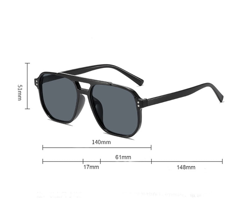 Gafas de sol cuadradas negras con protección UV400 que cuentan con monturas negras estilo aviador de acabado brillante y lentes de color gris oscuro para uso unisex.