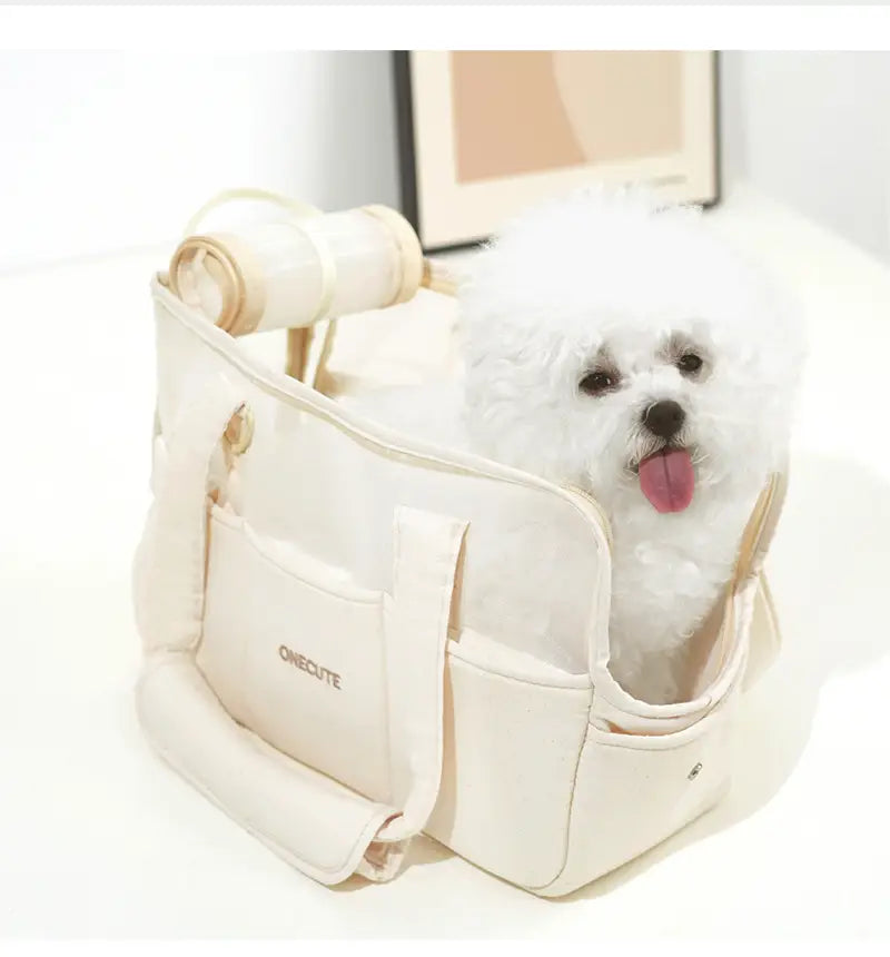 Sac à dos pour chien de petite taille en toile respirante de couleur crème, doté d’un tissu souple et de poignées enroulées pour un port confortable