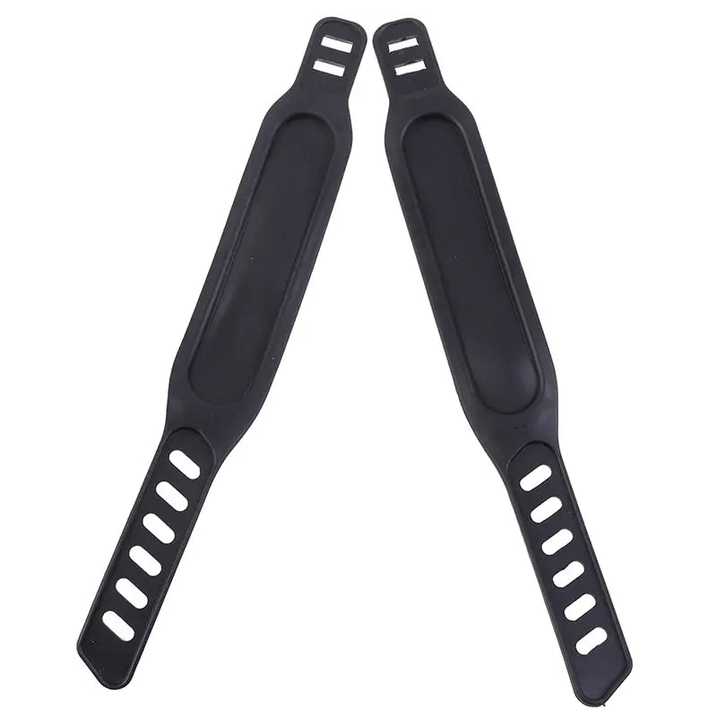 Paires de sangles de pédale de vélo d’exercice en silicone noir, dotées d’une finition mate lisse et de découpes ovales allongées sur les côtés