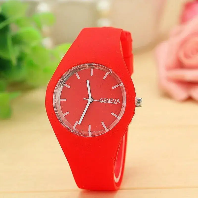 Montre à quartz pour femmes Genève en silicone rouge, cadran assorti et aiguilles à tons argentés, conçue pour un usage vestimentaire décontracté.