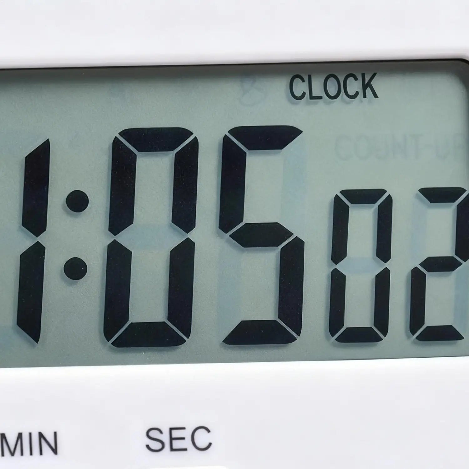 Weißer digitaler Küchentimer als geräuschlose Countdown-Uhr mit schwarzen segmentierten Ziffern, die 1:05:02 anzeigen, sowie einer Uhr-Beschriftung oberhalb des Displays.