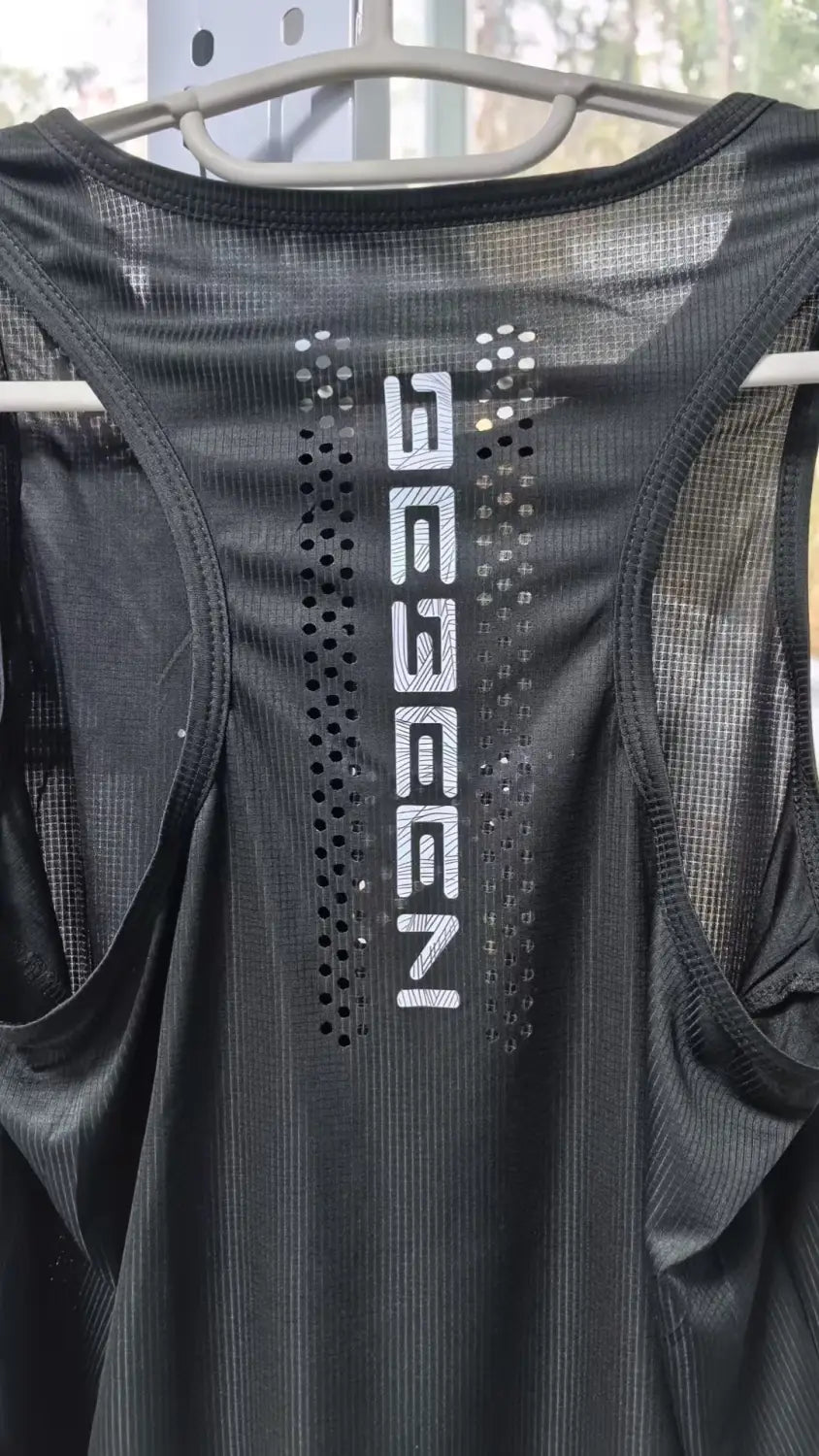 Chaleco para correr de hombre de malla negra, transpirable y de secado rápido, tipo camiseta sin mangas deportiva, con logotipo Geegen blanco y diseño perforado.