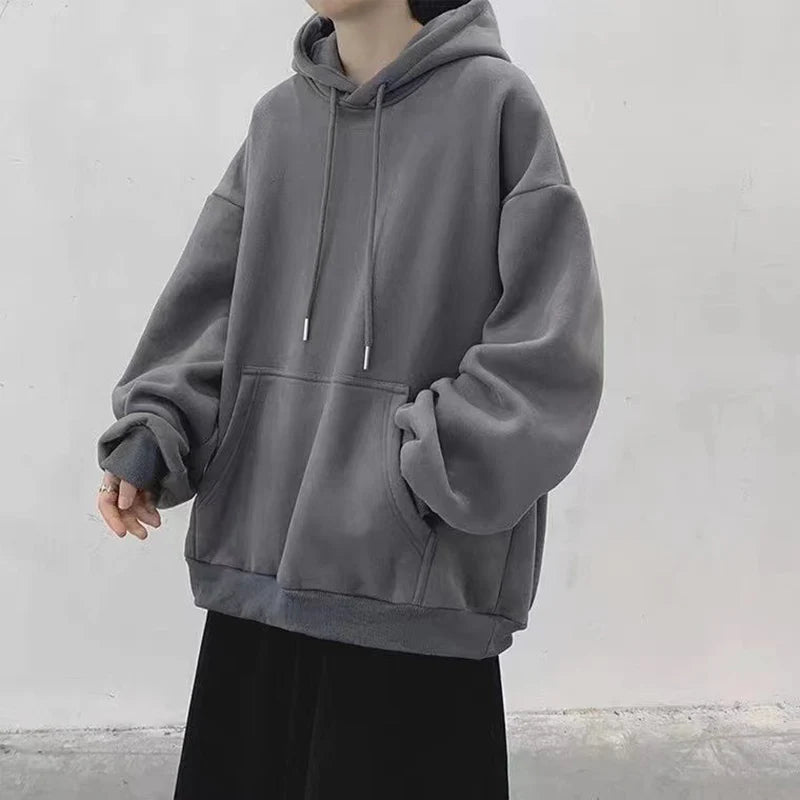 Hoodie en polaire grise ample et doux avec capuche à cordon de serrage et poche avant, conçu comme un pullover décontracté