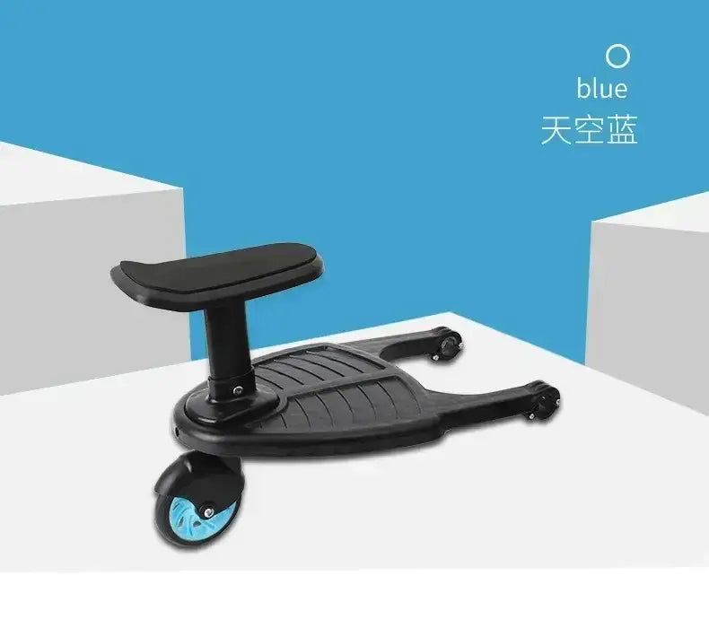 乗用スクーターに取り付ける、取り外し可能な座席付きの黒色子ども用ベビーカージライダーボード（青色のホイールと凹凸のあるグリップ表面付き）。