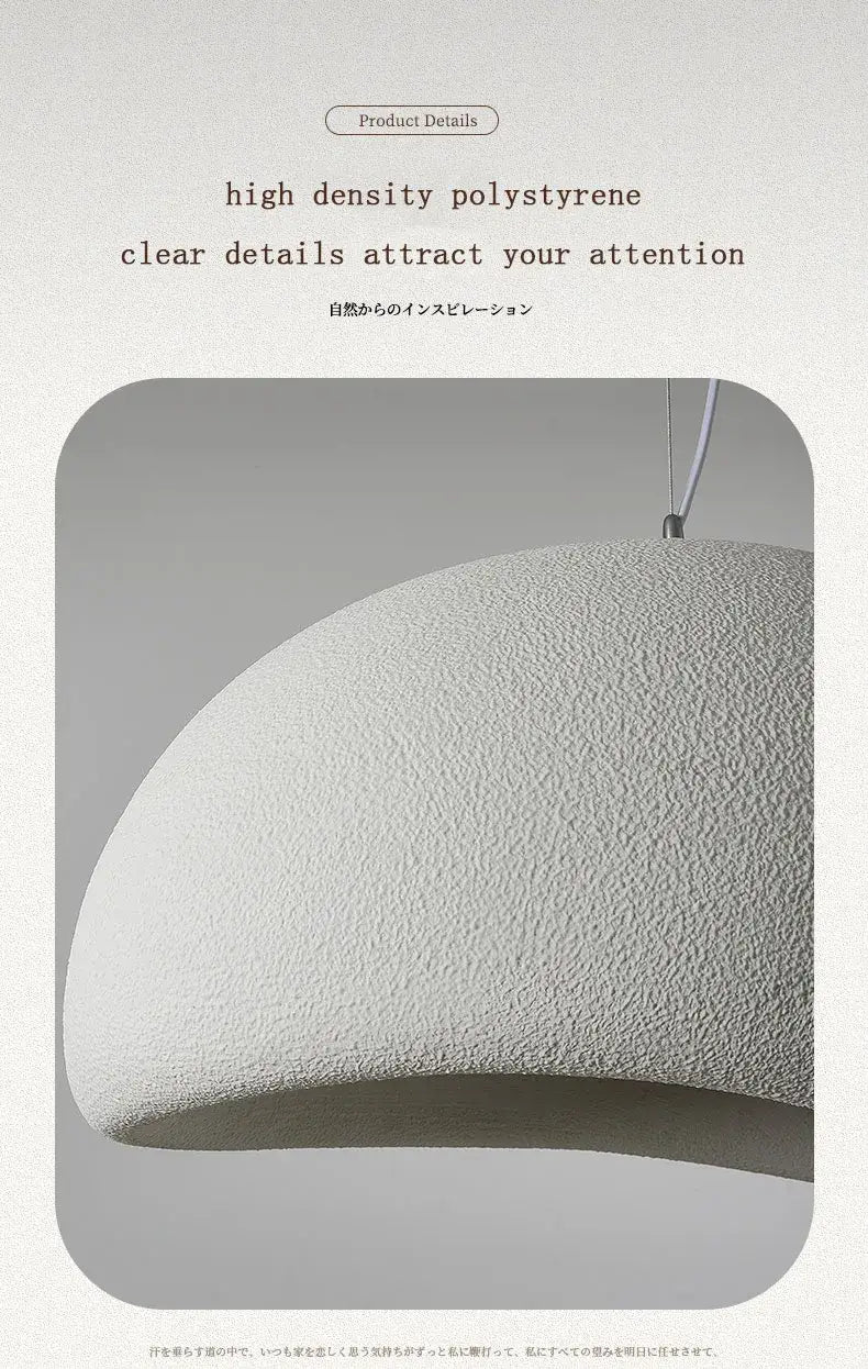 Una luminaria colgante semi-esférica color blanco marfil, con textura, fabricada en poliestireno de alta densidad para su uso en sala y comedor.