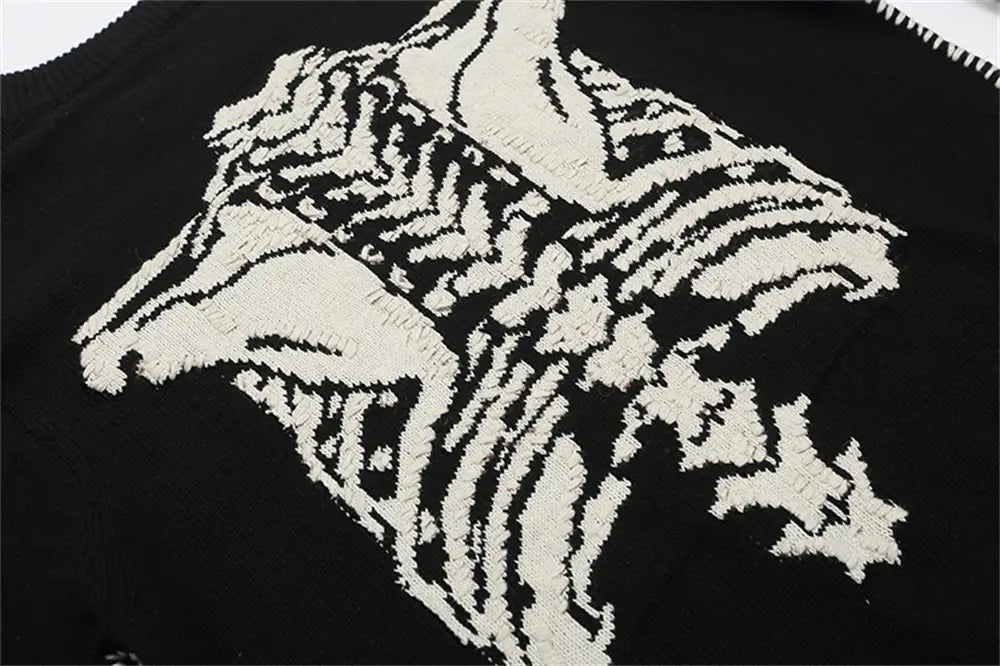 柔らかなニット素材で作られた、太めの立体感のある白いウルフヘッドの刺繍を施したブラックのオーバーサイズニットセーター。