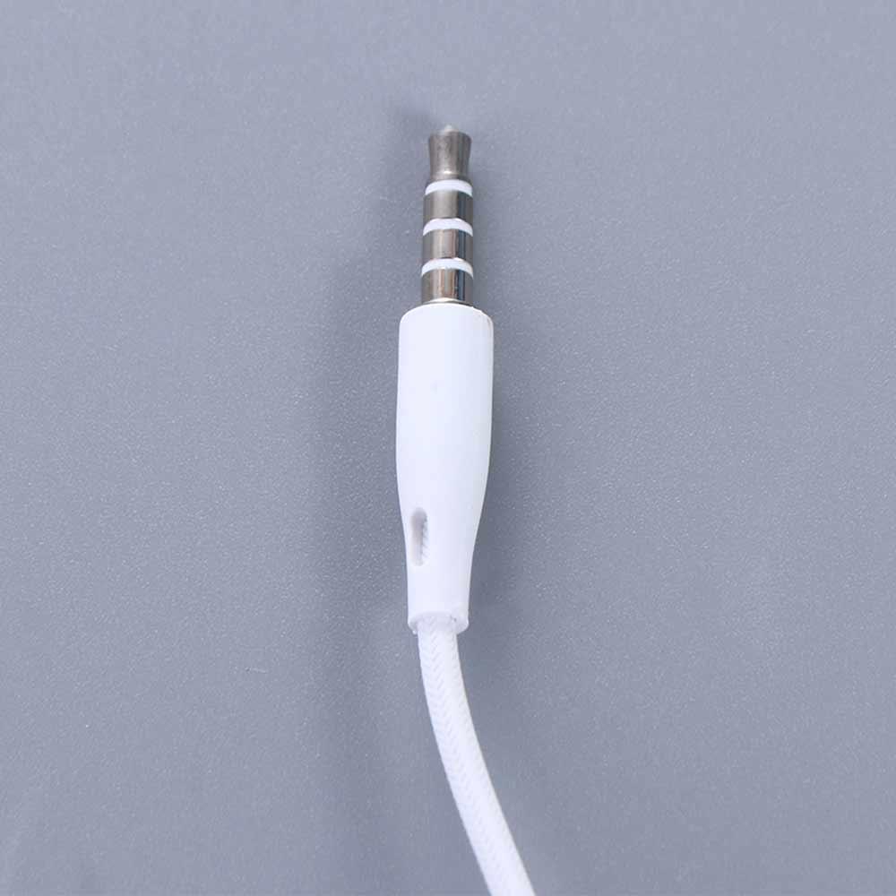 Prise audio 3,5 mm blanche avec contacts métalliques et boîtier en plastique, reliée à un câble blanc pour écouteurs à double dynamique, casque stéréo filaire 3,5 mm.
