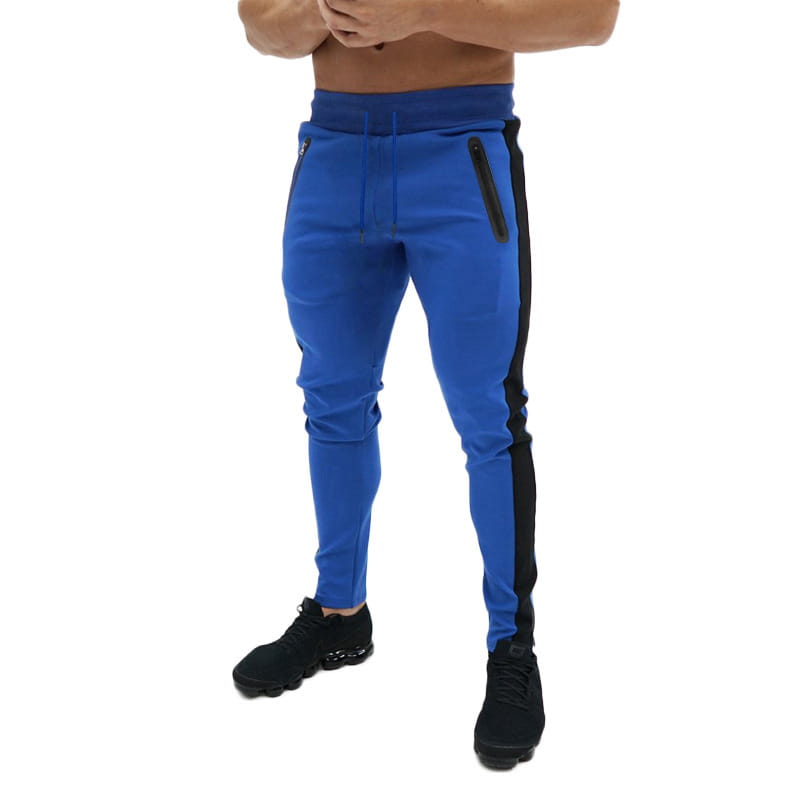 Pantalones cargo azul real vibrante de hombre, joggers casuales holgados, con franjas laterales negras elegantes y bolsillos con cierre diseñados para uso atlético.