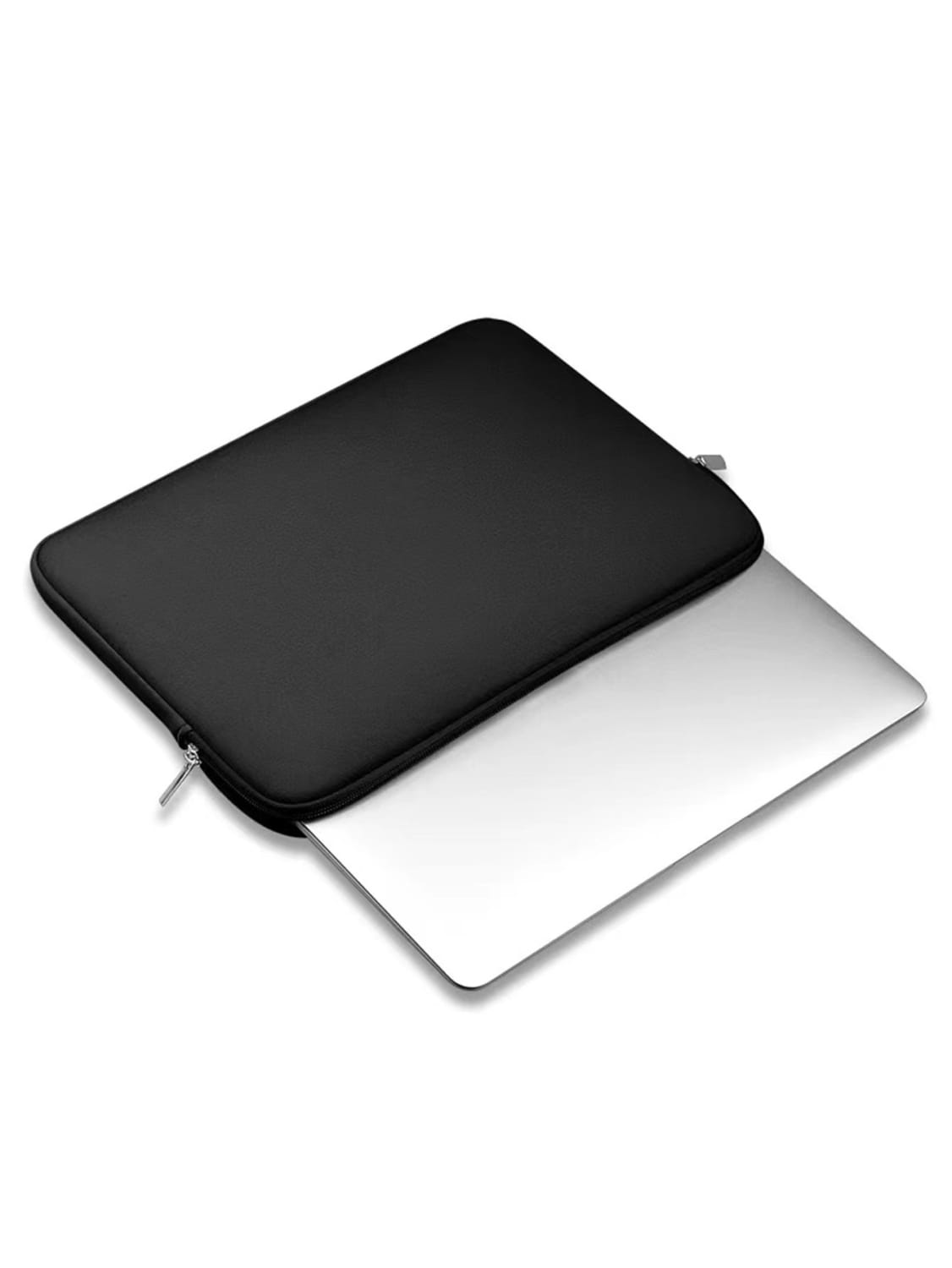 Minimalistische schwarze Laptoptasche mit Reißverschluss, ausgelegt zum Schutz und zum Transport eines silbernen Laptops für 13 bis 15,6 Zoll Notebooks.