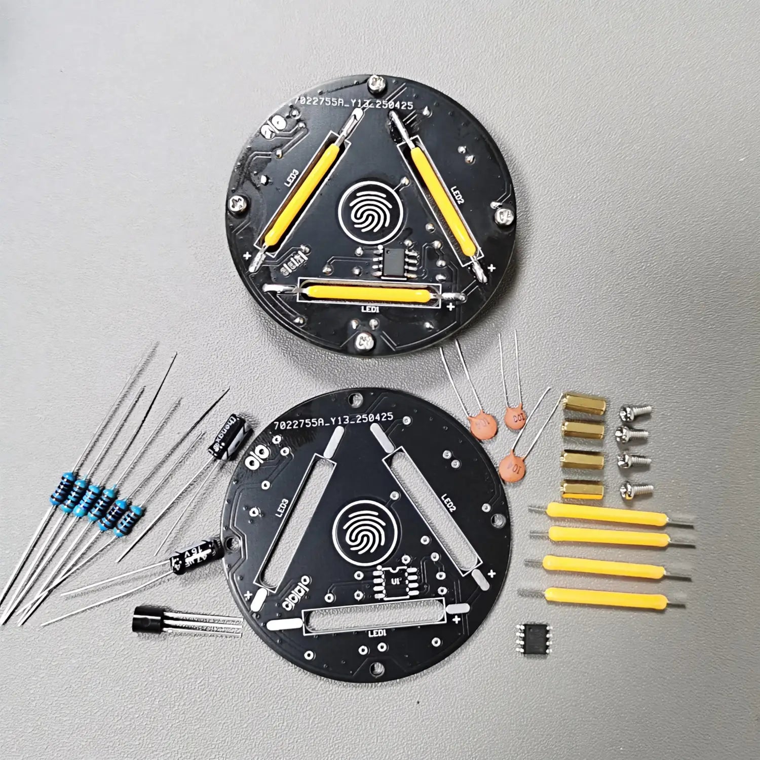 placa del kit de soldadura DIY de LED regulables mediante contacto, circular y negra, con tiras de LED amarillas y circuitería visible en el reverso.