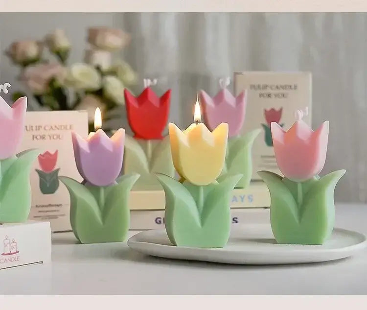 緑色の茎および葉を備えたパステルカラーのチューリップ形状の蝋キャンドルで、チューリップの香り付きキャンドルとしての審美的な室内装飾を目的として設計されています
