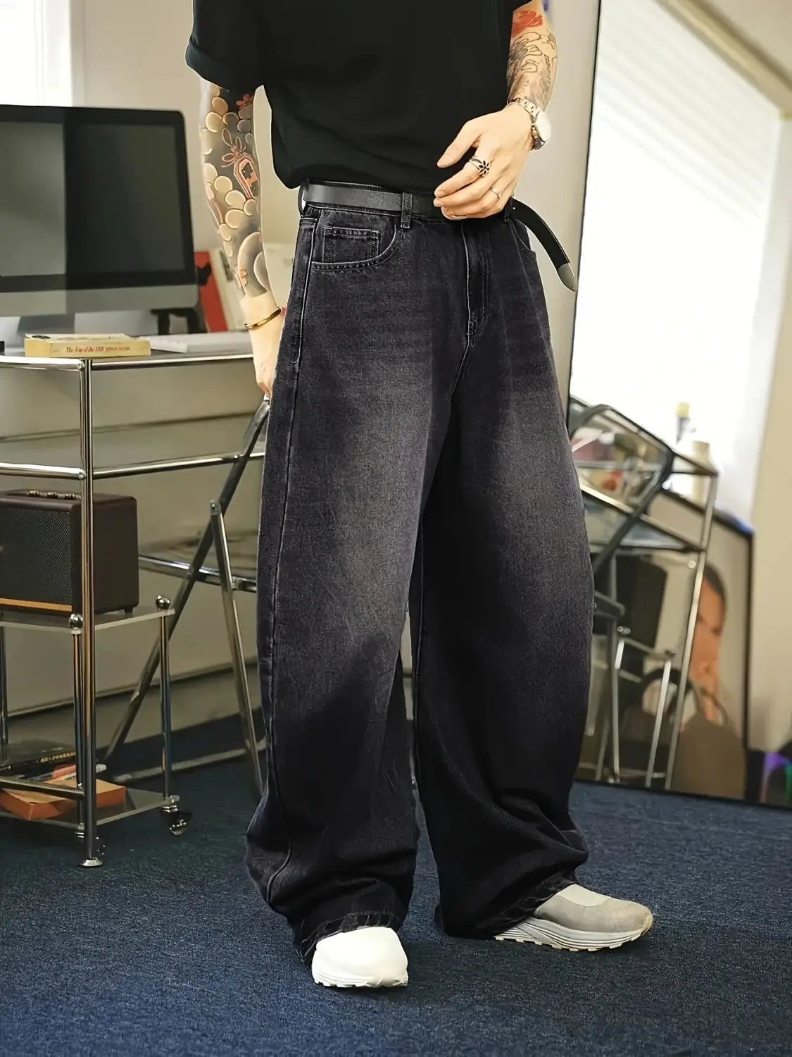 Jeans en denim à jambe large pour hommes au lavage foncé, coupe décontractée, avec des détails de passants de ceinture pour un style rétro streetwear ample.