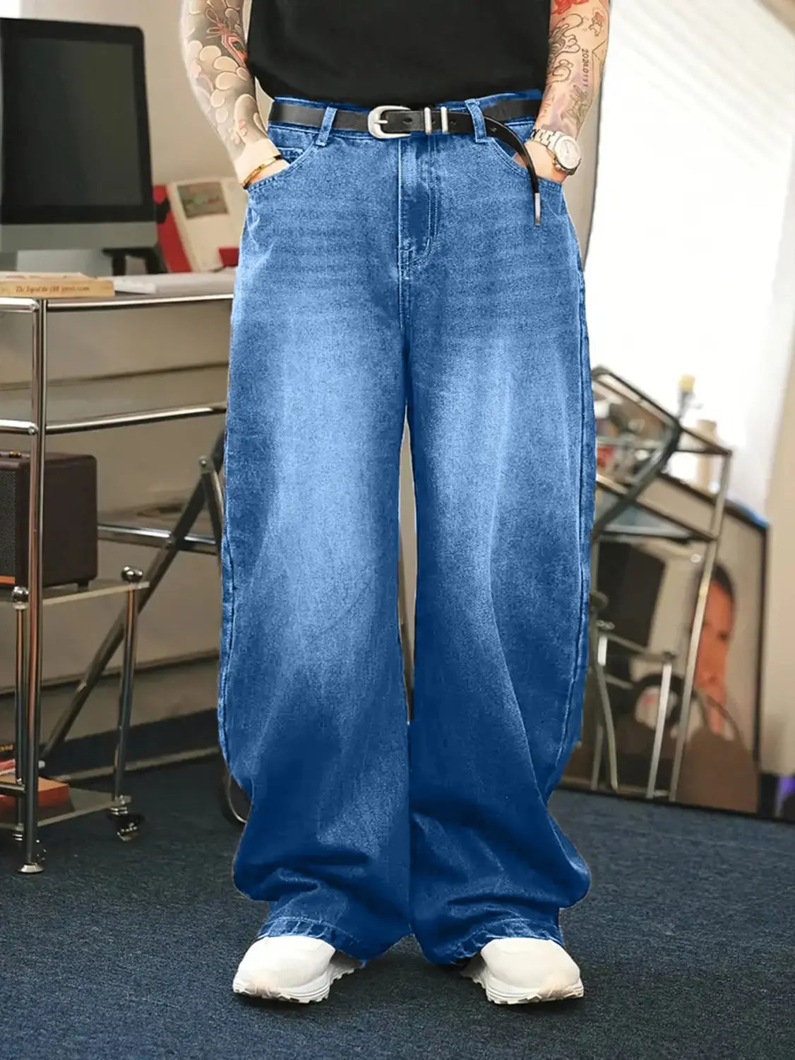 Jeans en denim à jambe large pour hommes en bleu, coupe décontractée et détails de surpiqûres visibles, adaptés au style rétro streetwear ample.