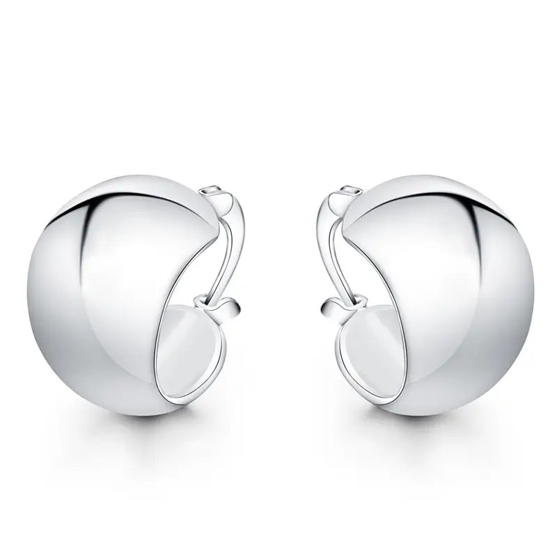 Boucles d’oreilles créoles minimalistes rondes en argent sterling 925, finition argent polie, design épuré et fermoirs arrière à pince sécurisés.