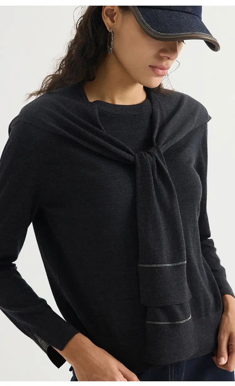 Schwarzer Wollstrick-Schulterwickel-Cape-Schal mit drapiertem geknotetem Frontdetail und dezenten Akzenten durch horizontale Steppnähte.