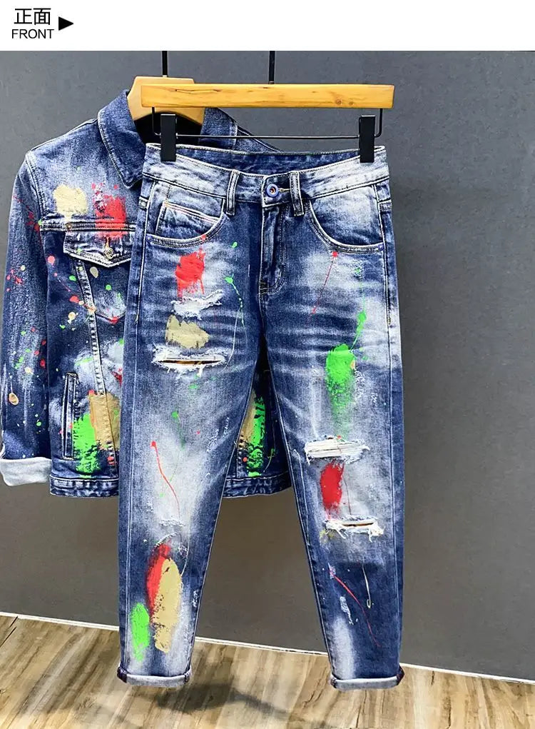 Jeans en denim bleu pour hommes présentant des éclaboussures de peinture colorées et des détails déchirés sur la face avant.