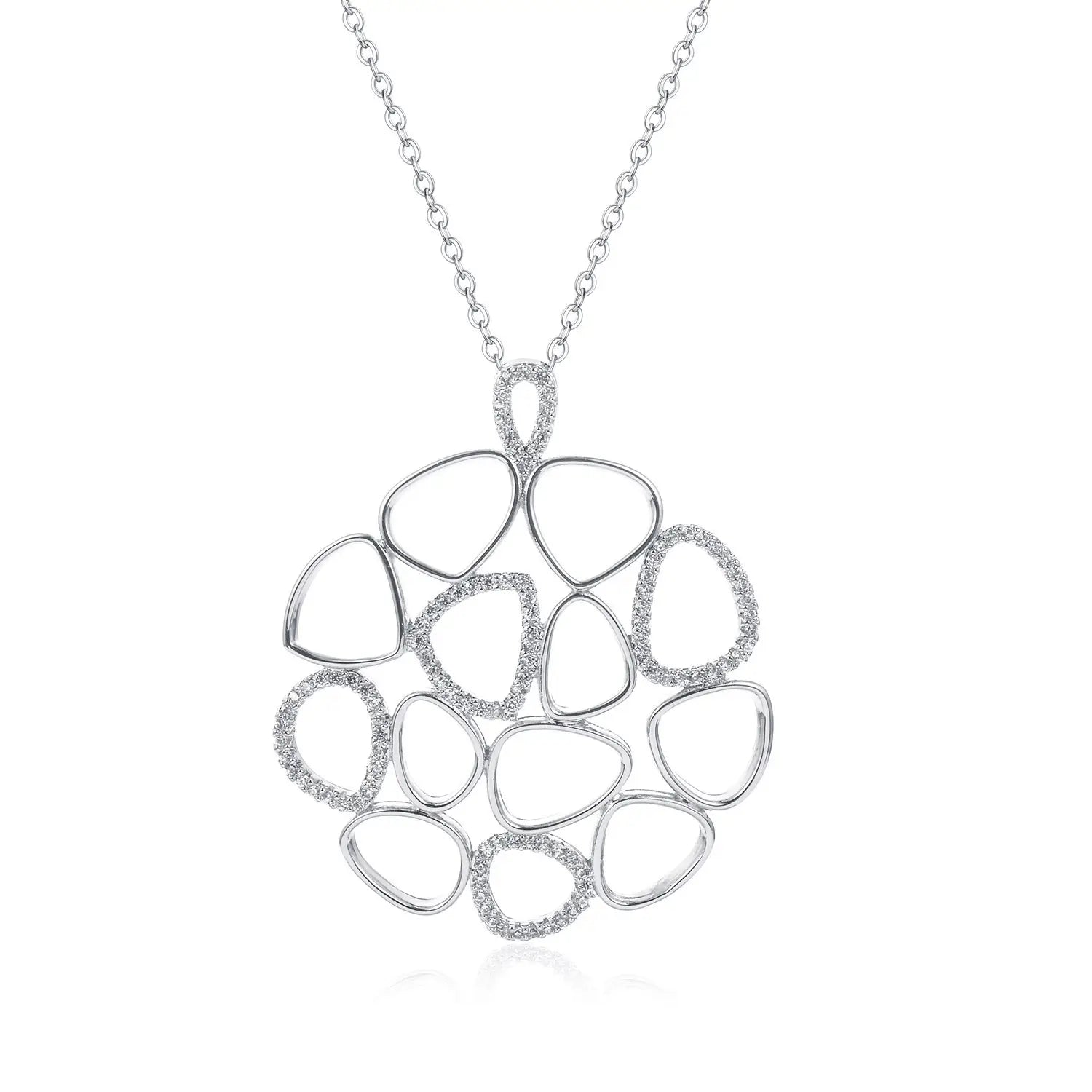 Collar con dije plateado que presenta un intrincado diseño de calado de formas superpuestas en forma de lágrima, delimitadas con diamantes brillantes en un collar con dije tipo lágrima dorado para mujer.