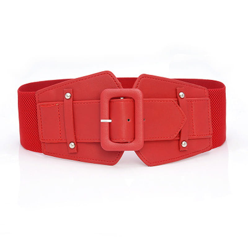Ceinture de robe élastique large pour femme, rouge, avec une boucle large et structurée rehaussée de rivets métalliques.
