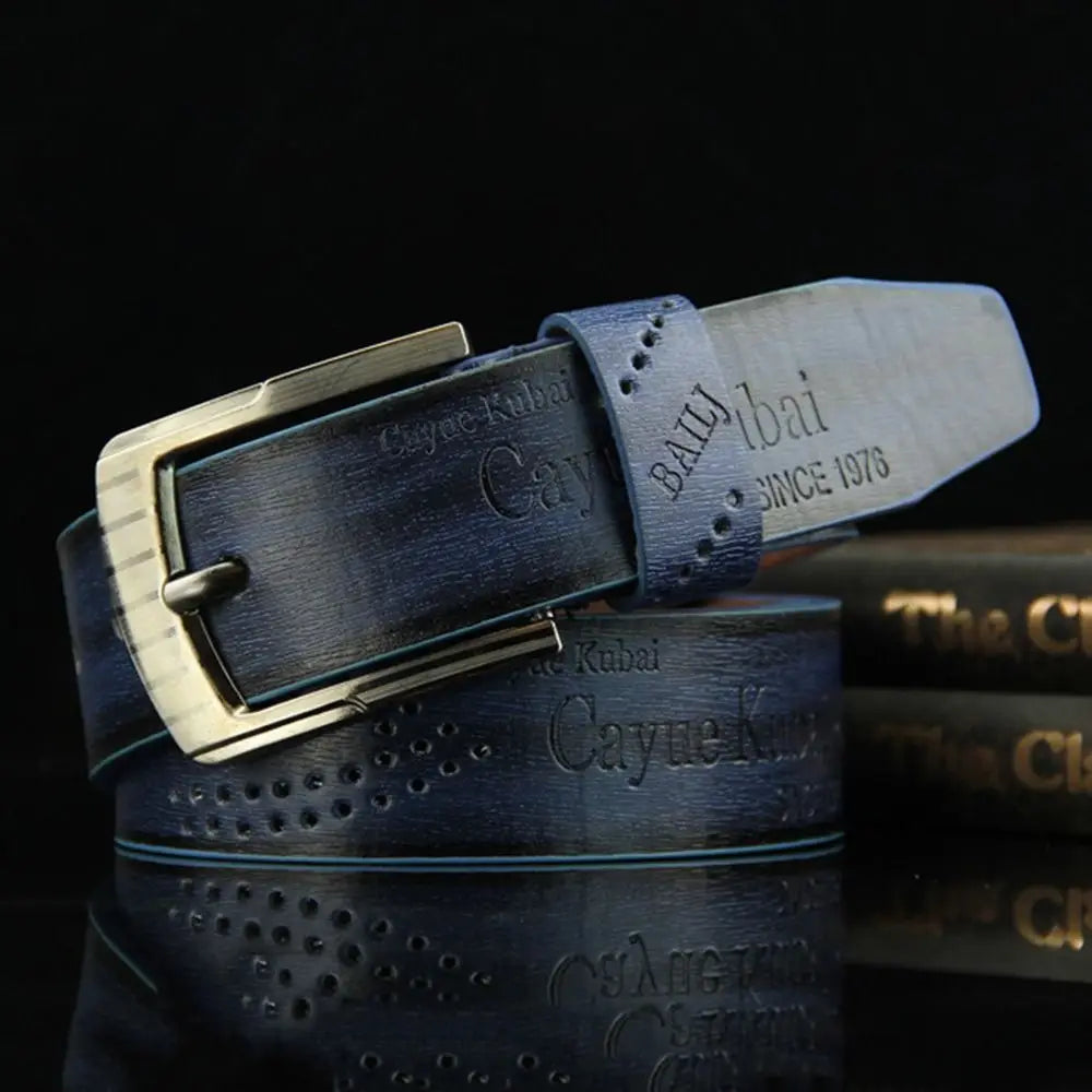 Ceinture en cuir bleu pour homme avec une boucle à ton argenté et une mention Cayne Kubai gravée « depuis 1976 », adaptée à un usage de taille d’affaires vintage.