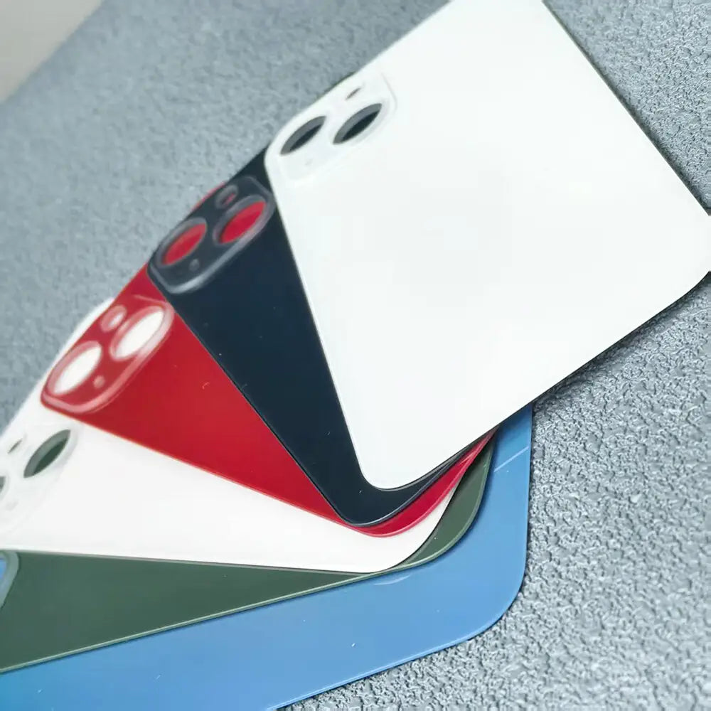 vitre de coque arrière pour remplacement iPhone 13, présentant un dos blanc élégant et brillant avec une découpe triple pour grande caméra en verre.