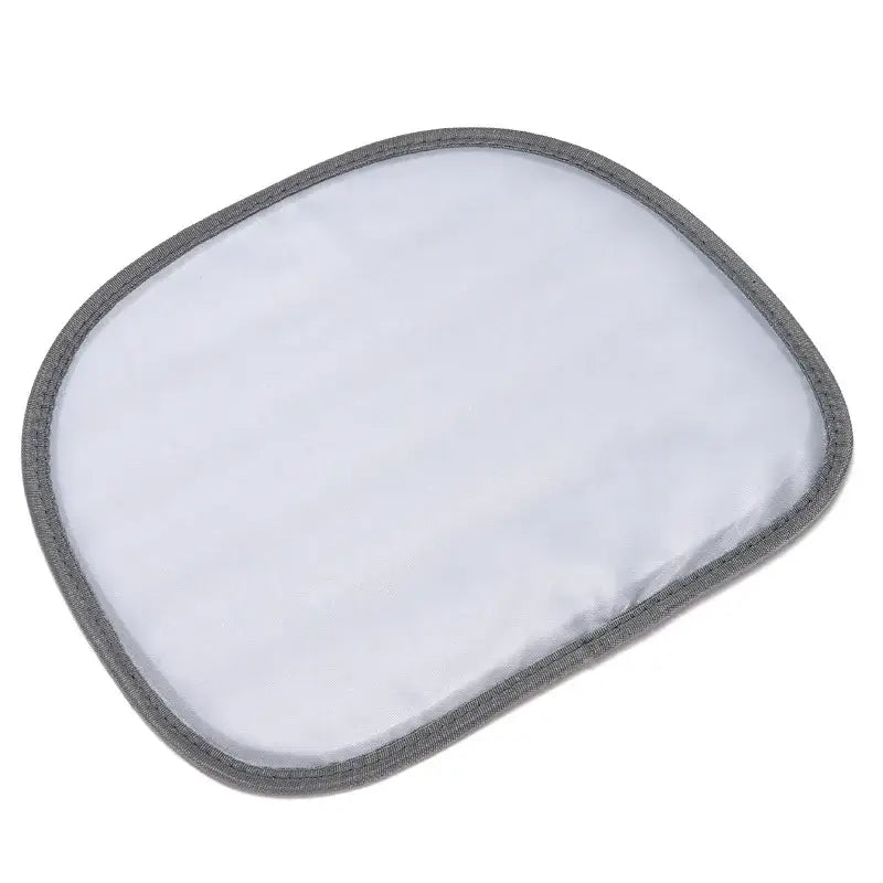 Cojín de malla blanca con borde de tejido gris en una mochila de viaje para mascotas de tela Oxford para caminatas, que muestra material transpirable para suministros de mascotas.