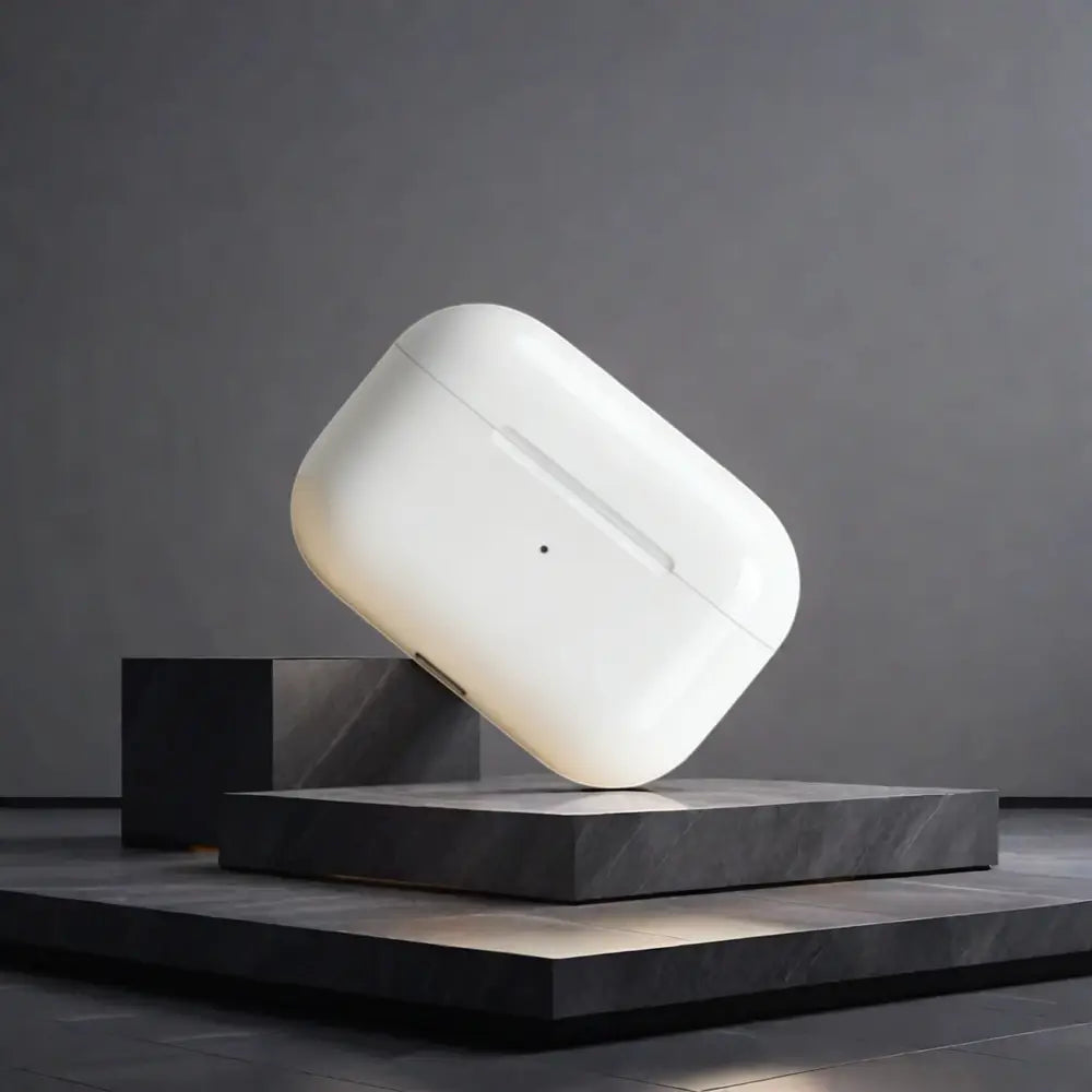 Weiße Apple AirPods Pro-Ladebox mit glatter glänzender Oberfläche und minimalistischen Design für kabellose Bluetooth-Ohrhörer mit aktiver Geräuschunterdrückung und HiFi-Stereoklang.