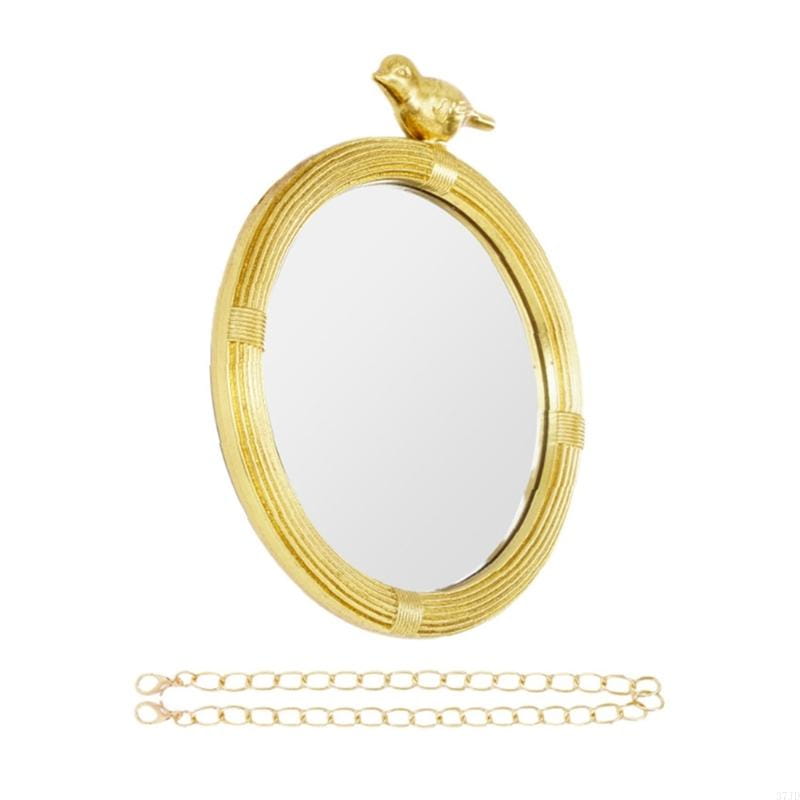 Miroir décoratif à la finition dorée, à monture en résine de rotin tressé et à petite figurine d’oiseau posée en haut, conçu pour une présentation murale intérieure.