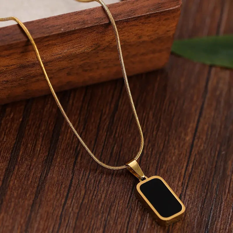 Collier à chaîne serpent ton or avec pendentif rectangulaire en émail noir pour femmes