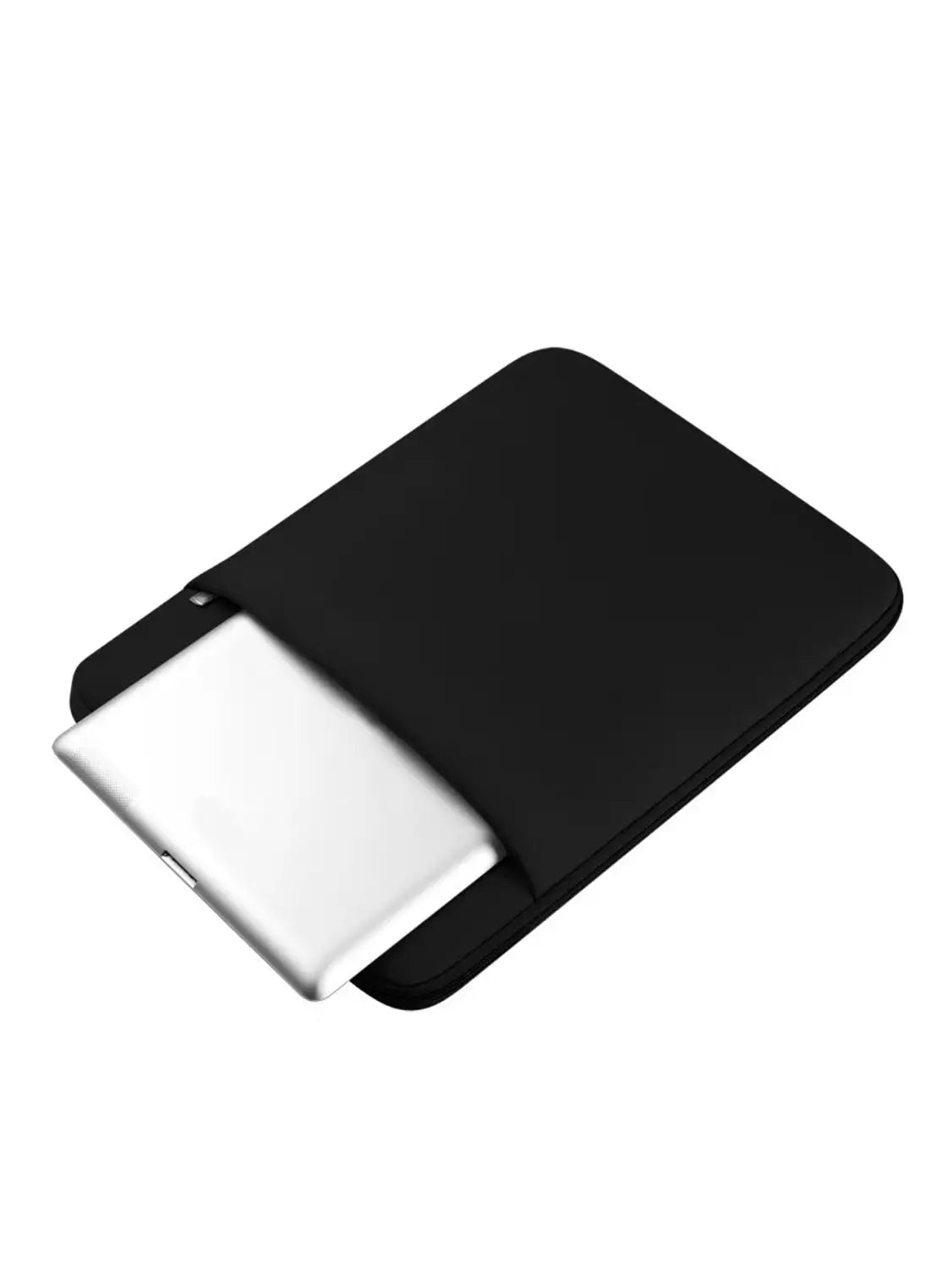 Schwarze Neopren-Multifunktions-Laptoptasche für Geräte von 11 bis 17 Zoll mit einem silbernen Tablet, das teilweise innen sichtbar ist.