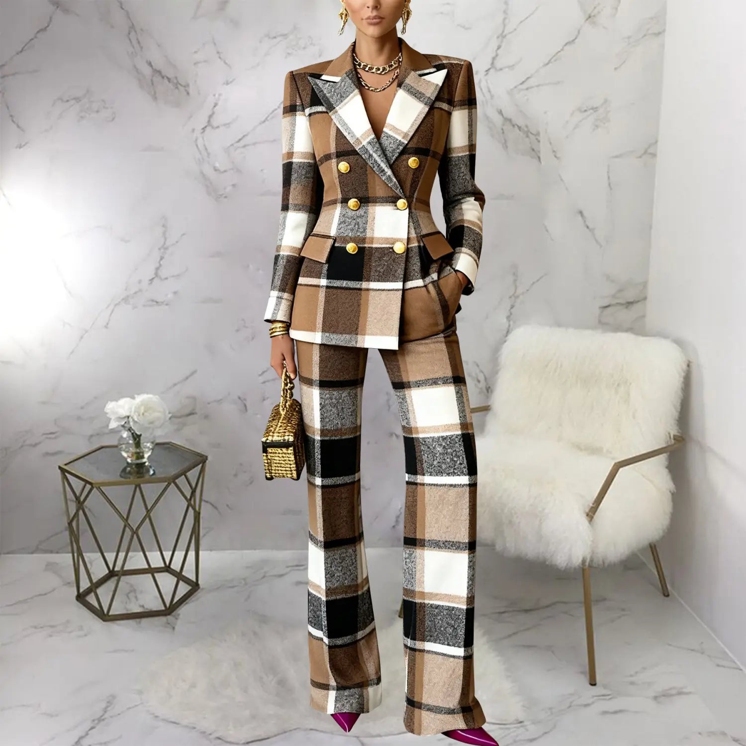 Ein stilvolles Damen-Karo-Blazer-Hosen-Set aus braunem, schwarzem und weißem Synthetikfaserstoff mit einem zweireihigen Verschluss-Typ mit goldfarbenen Knöpfen und passenden Wide-Leg-Hosen.