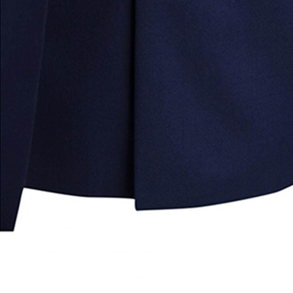 Falda plisada color azul marino acompañada de un conjunto de traje formal de hombre de color sólido, chaqueta de manga larga y pantalones, que resalta el largo de los pantalones y el diseño de color sólido